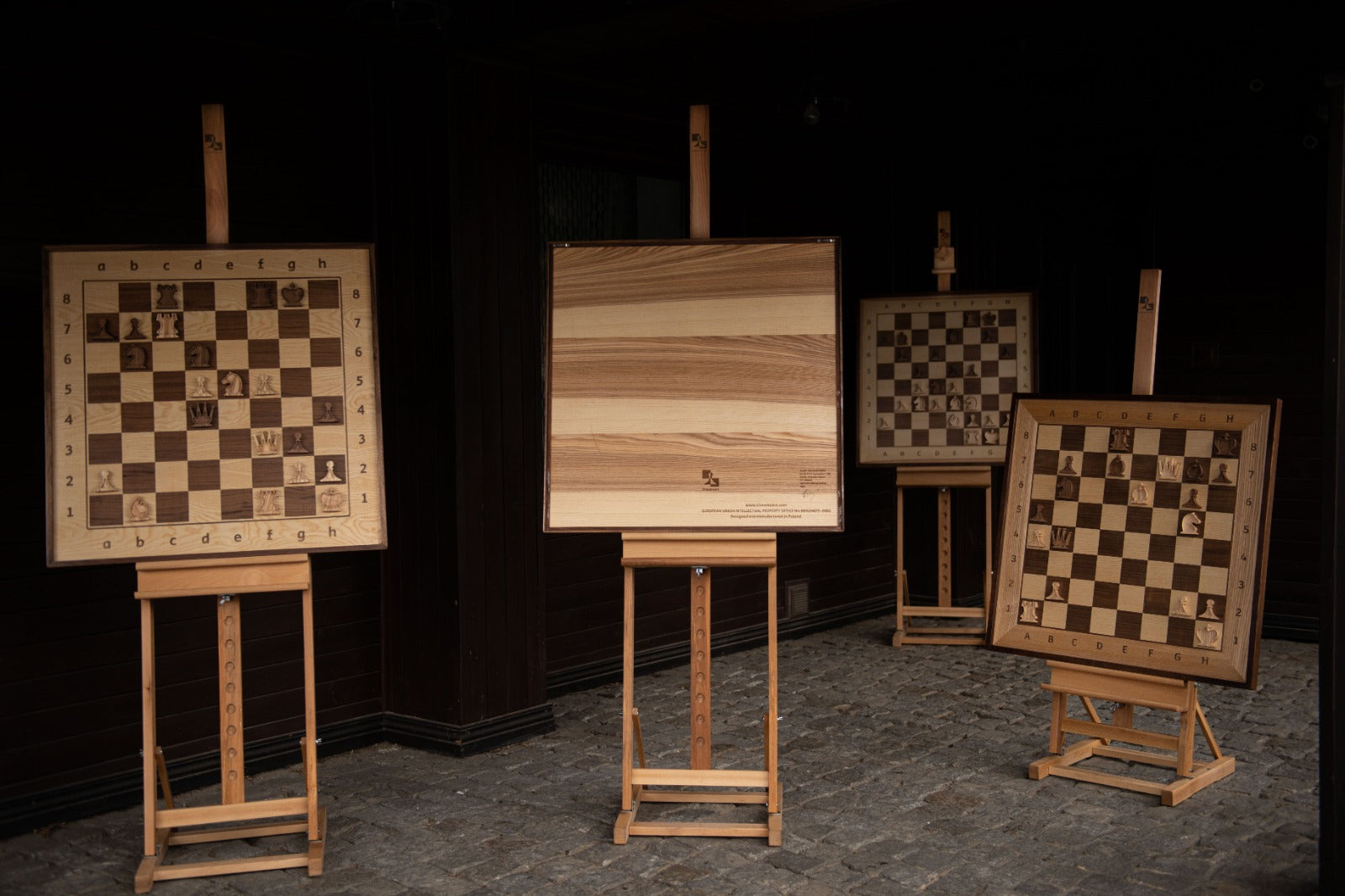 Elegante juego de ajedrez de madera de exposición con soporte - Elegante juego de ajedrez de madera de exposición con soporte