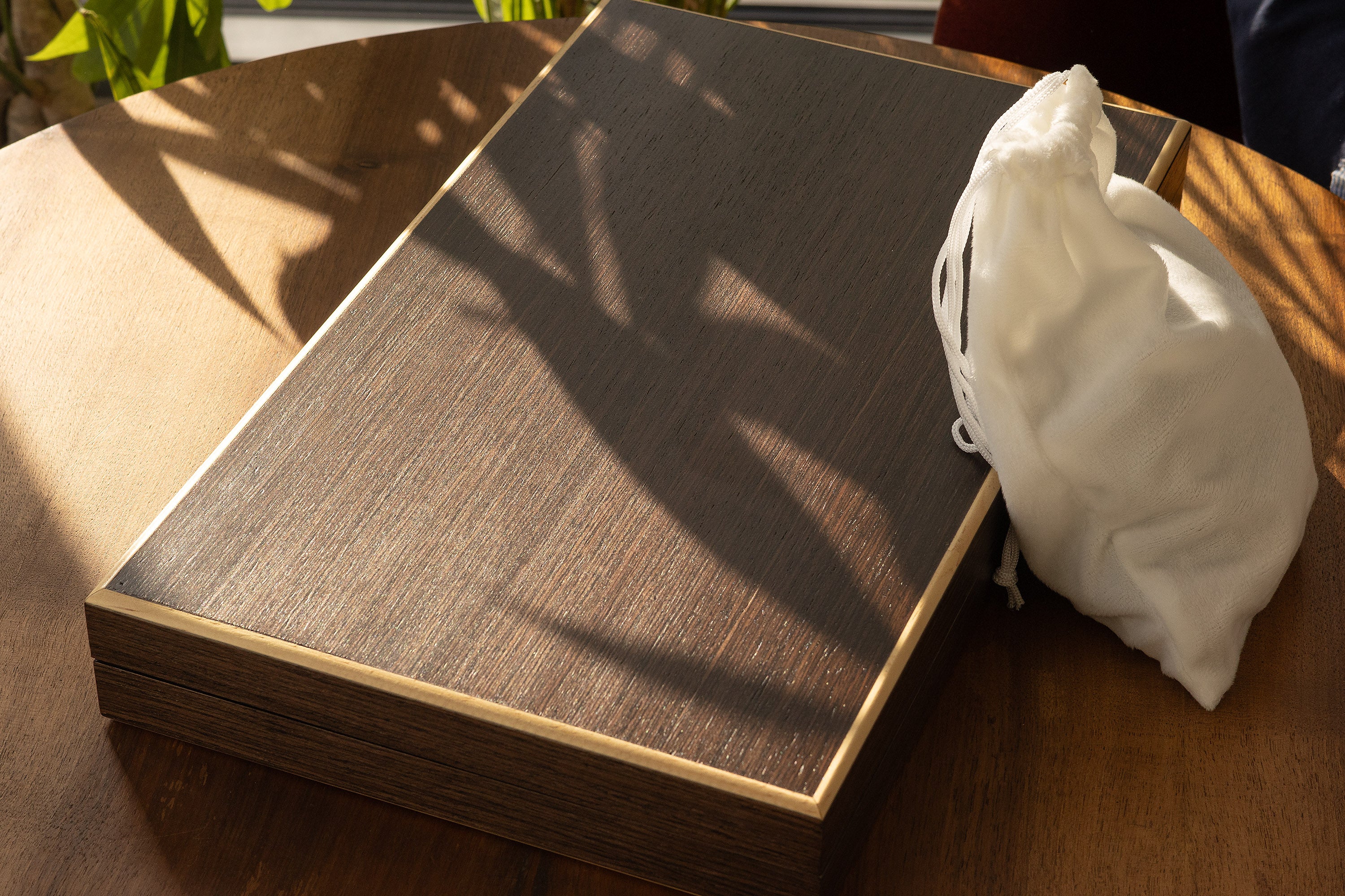 Backgammon en estuche de madera (52 x 43,5 cm) - Backgammon en estuche de madera (52 x 43,5 cm)