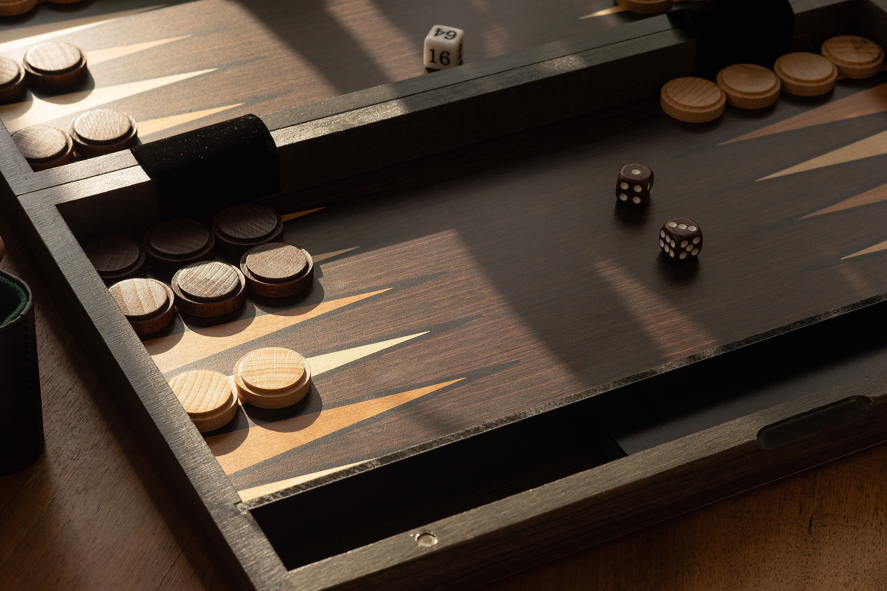 Backgammon en estuche de madera (52 x 43,5 cm) - Backgammon en estuche de madera (52 x 43,5 cm)