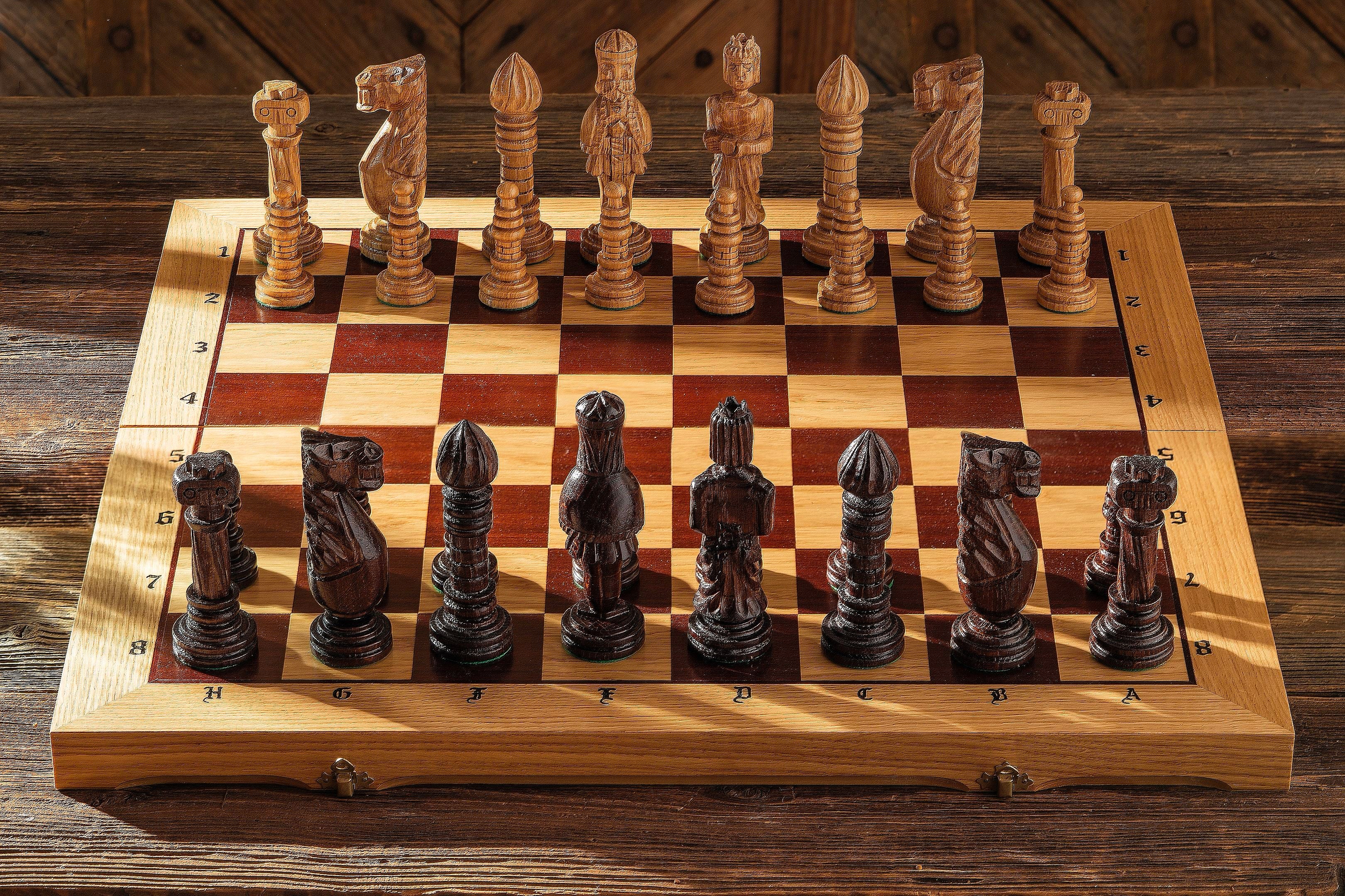 AJEDREZ DE MADERA DE ROBLE DE GRAN TAMAÑO (64,5 x 65 cm), con incrustaciones y tallado - AJEDREZ DE MADERA DE ROBLE DE GRAN TAMAÑO (64,5 x 65 cm), con incrustaciones y tallado