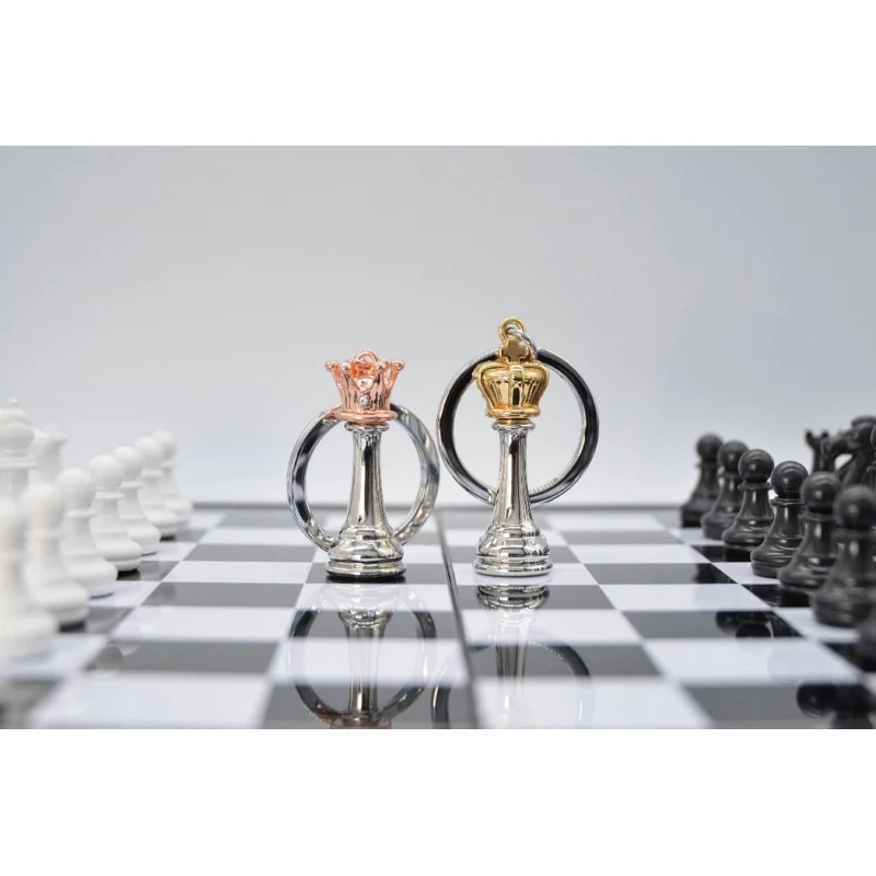 Porte clé - Roi Pièce échecs argentée et dorée - Porte clé - Roi Pièce échecs argentée et dorée