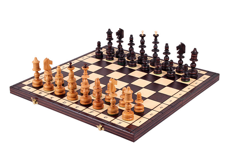 AJEDREZ DE TAMAÑO GRANDE AL ESTILO DE LA POLONIA ANTIGUA (58 x 58 cm), tallado en madera - AJEDREZ DE TAMAÑO GRANDE AL ESTILO DE LA POLONIA ANTIGUA (58 x 58 cm), tallado en madera