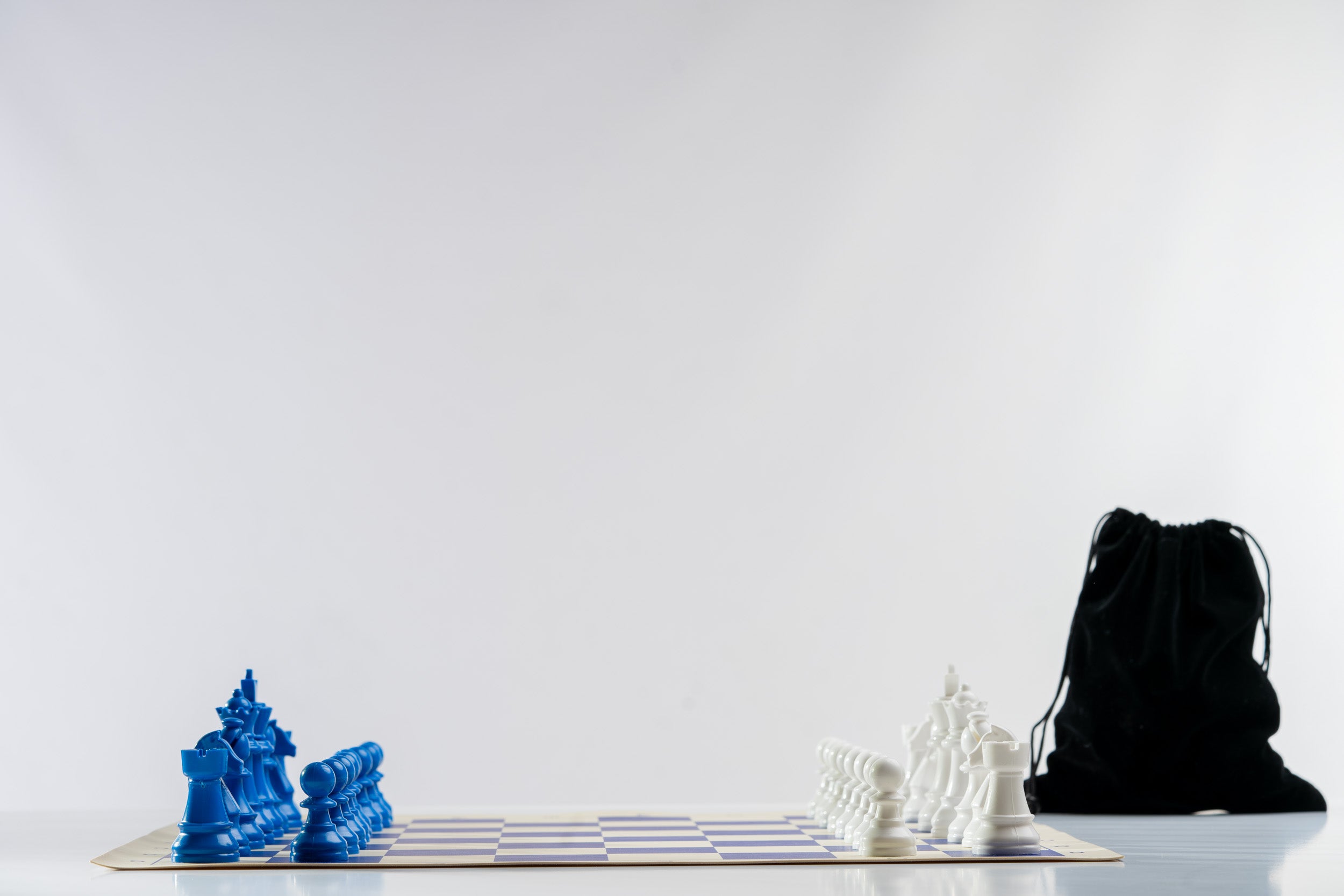 5902560359411_TR03_20BLUE_205902560359565_TR03_20SNOW_20WHITE_chess_pieces_arr_f51c2be9-2957-4f92-9b35-5e8bd6d89ade.jpg