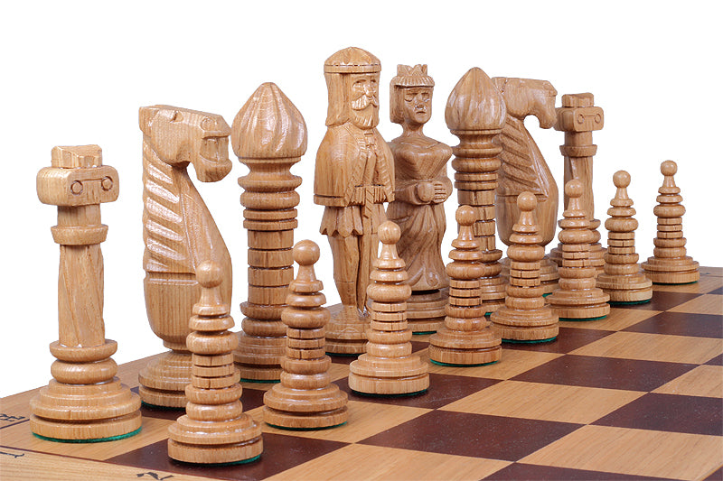 AJEDREZ DE MADERA DE ROBLE DE GRAN TAMAÑO (64,5 x 65 cm), con incrustaciones y tallado - AJEDREZ DE MADERA DE ROBLE DE GRAN TAMAÑO (64,5 x 65 cm), con incrustaciones y tallado