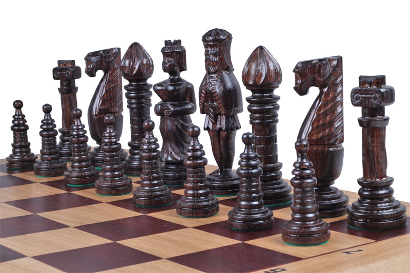 AJEDREZ DE MADERA DE ROBLE DE GRAN TAMAÑO (64,5 x 65 cm), con incrustaciones y tallado - AJEDREZ DE MADERA DE ROBLE DE GRAN TAMAÑO (64,5 x 65 cm), con incrustaciones y tallado