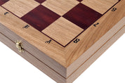 AJEDREZ DE MADERA DE ROBLE DE GRAN TAMAÑO (64,5 x 65 cm), con incrustaciones y tallado