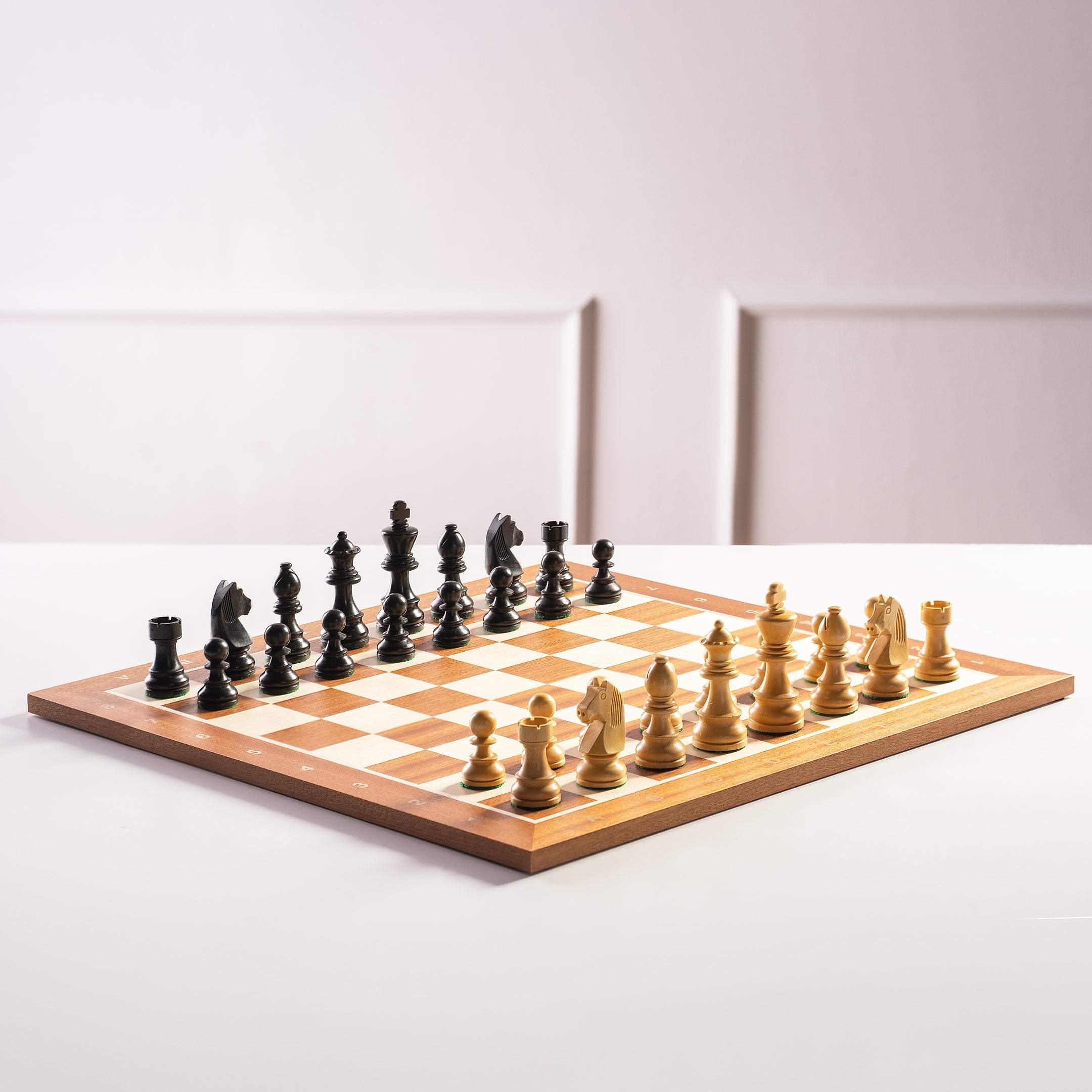 Juego de ajedrez intemporal - tablero (casilla 50 mm), piezas (rey 90 mm) - Juego de ajedrez intemporal - tablero (casilla 50 mm), piezas (rey 90 mm)