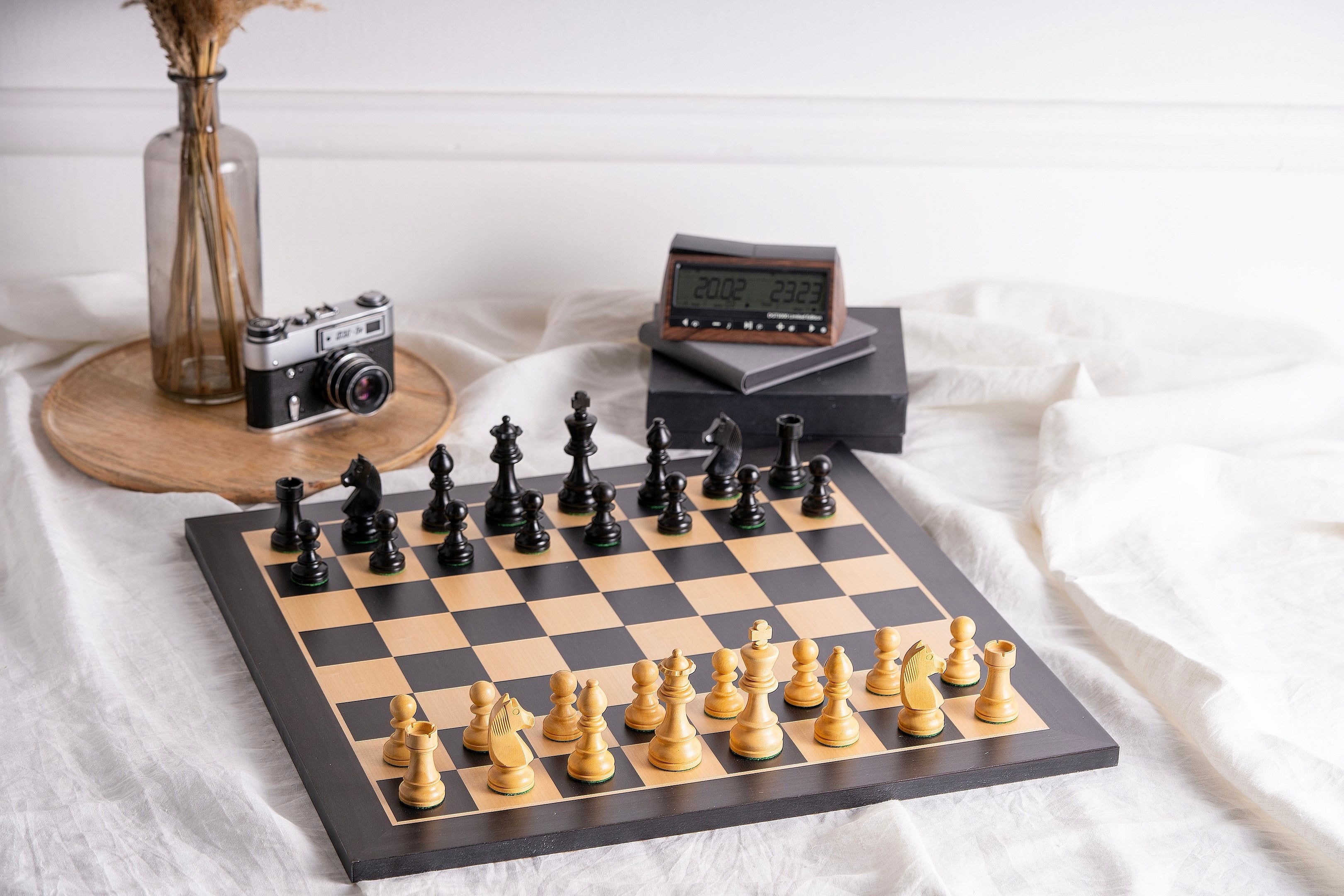 Juego de ajedrez Timeless con tablero en ébano (48 x 48 cm) - Juego de ajedrez Timeless con tablero en ébano (48 x 48 cm)