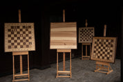 Elegante juego de ajedrez de madera de exposición con soporte