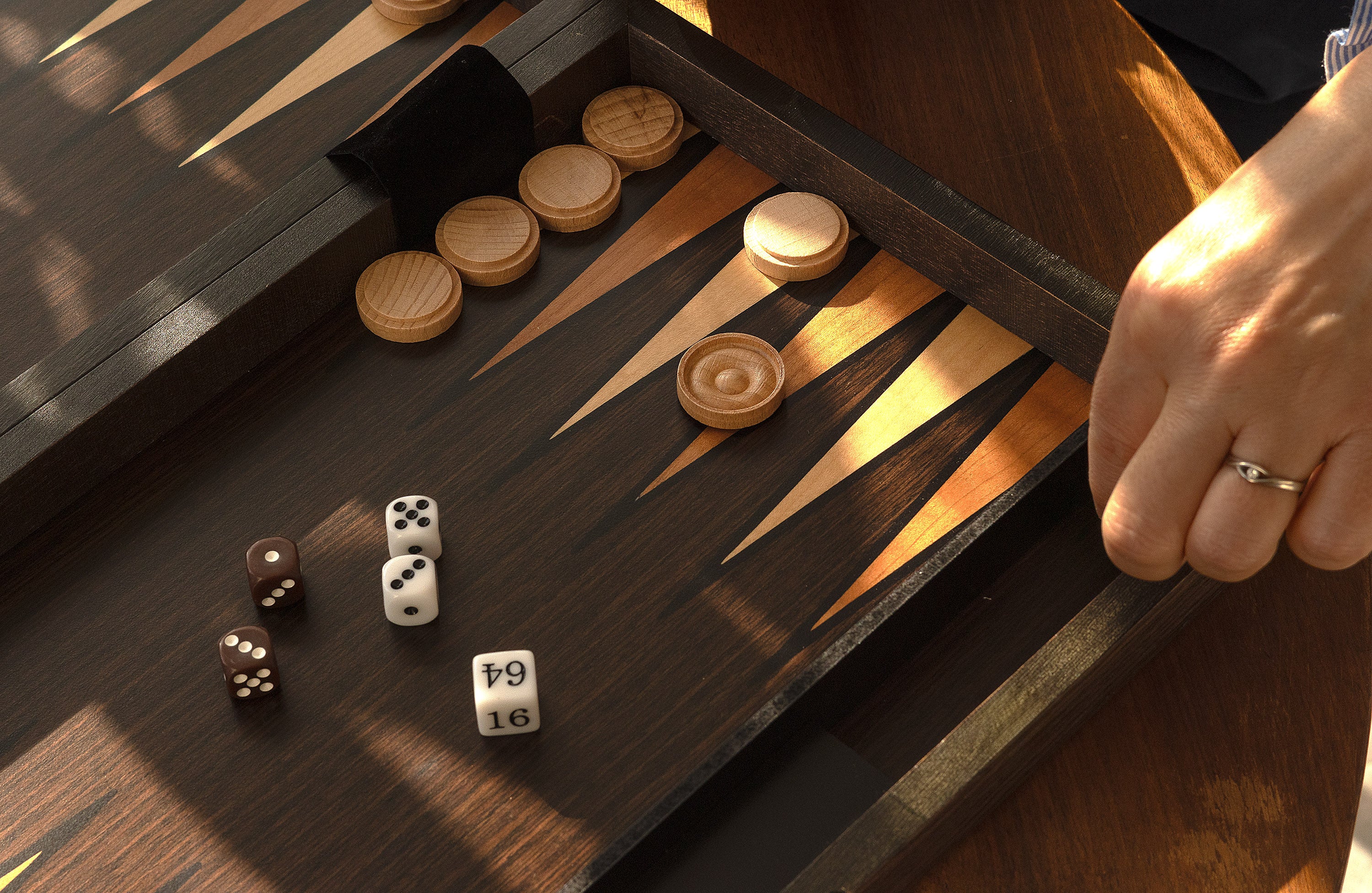 Backgammon en estuche de madera (52 x 43,5 cm) - Backgammon en estuche de madera (52 x 43,5 cm)