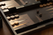 Backgammon en estuche de madera (52 x 43,5 cm)