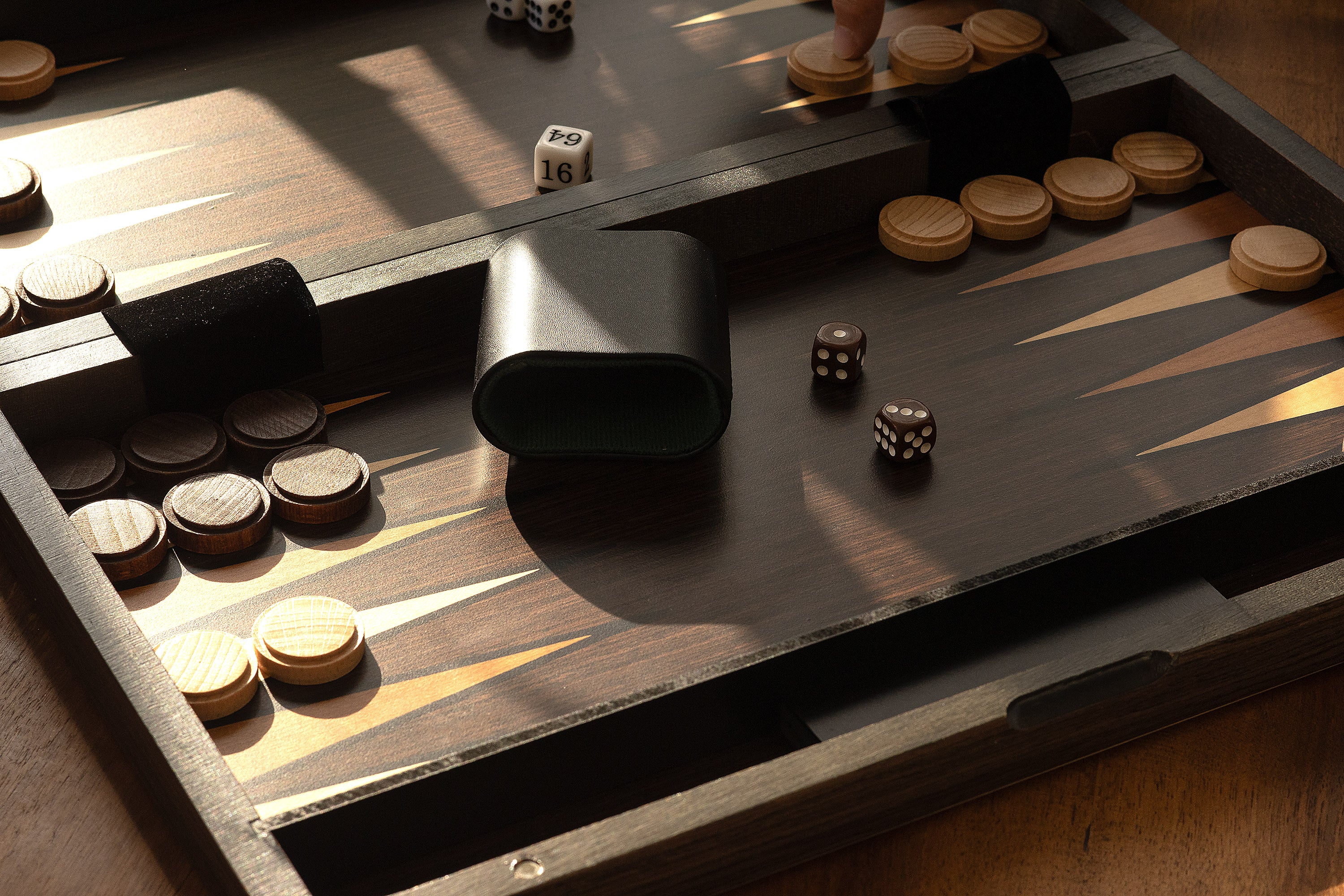 Backgammon en estuche de madera (52 x 43,5 cm) - Backgammon en estuche de madera (52 x 43,5 cm)