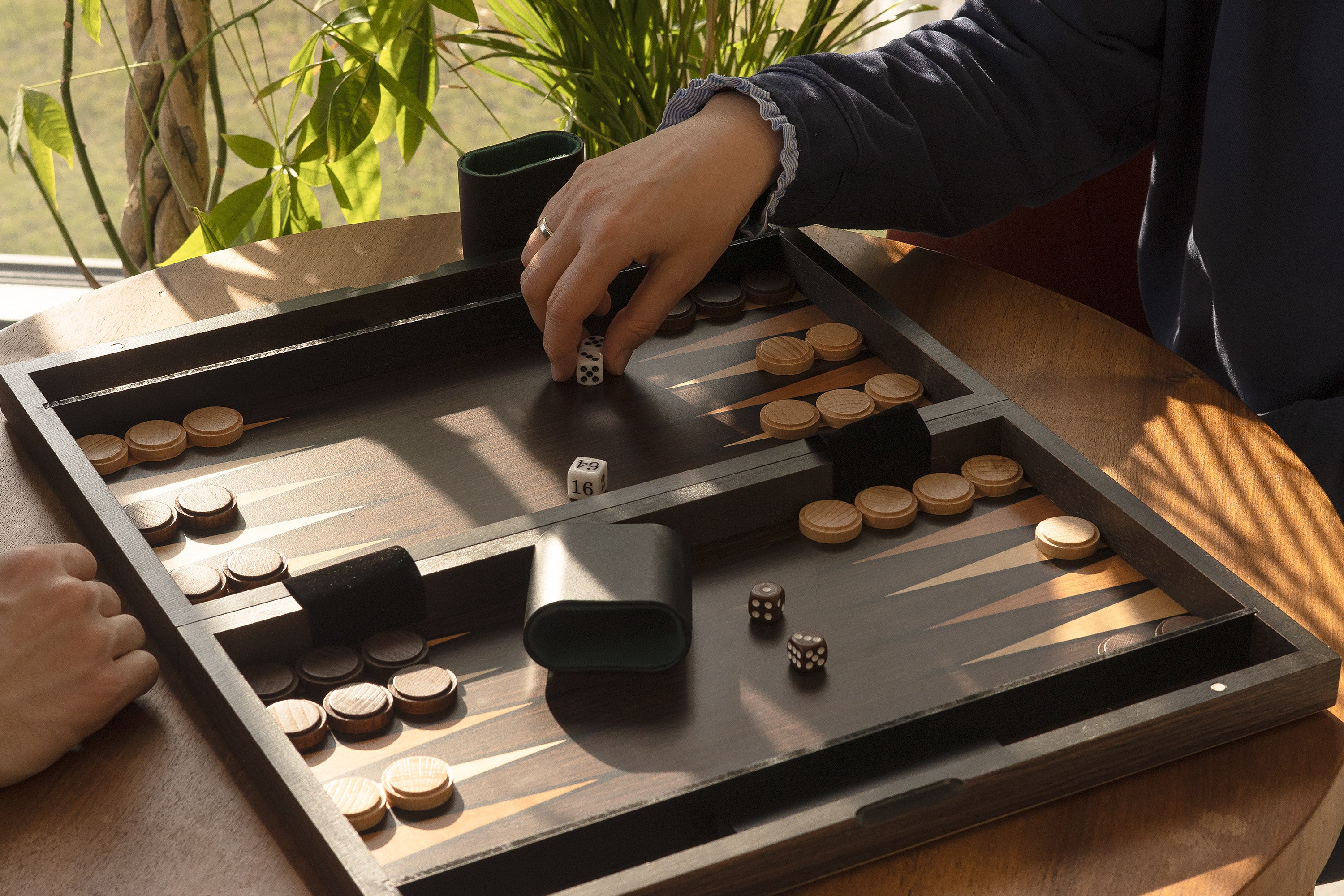 Backgammon en estuche de madera (52 x 43,5 cm) - Backgammon en estuche de madera (52 x 43,5 cm)