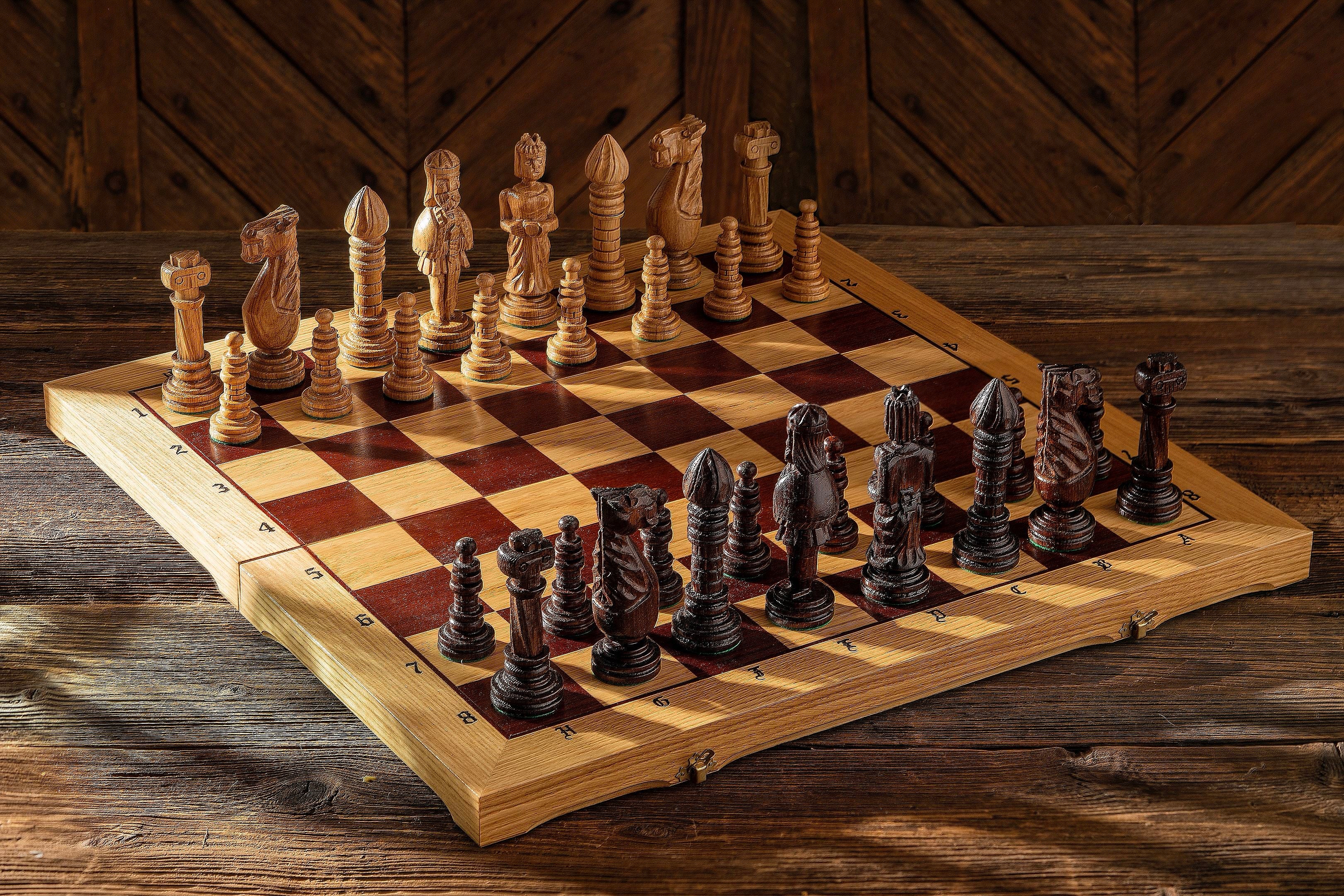 AJEDREZ DE MADERA DE ROBLE DE GRAN TAMAÑO (64,5 x 65 cm), con incrustaciones y tallado - AJEDREZ DE MADERA DE ROBLE DE GRAN TAMAÑO (64,5 x 65 cm), con incrustaciones y tallado