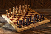 AJEDREZ DE MADERA DE ROBLE DE GRAN TAMAÑO (64,5 x 65 cm), con incrustaciones y tallado