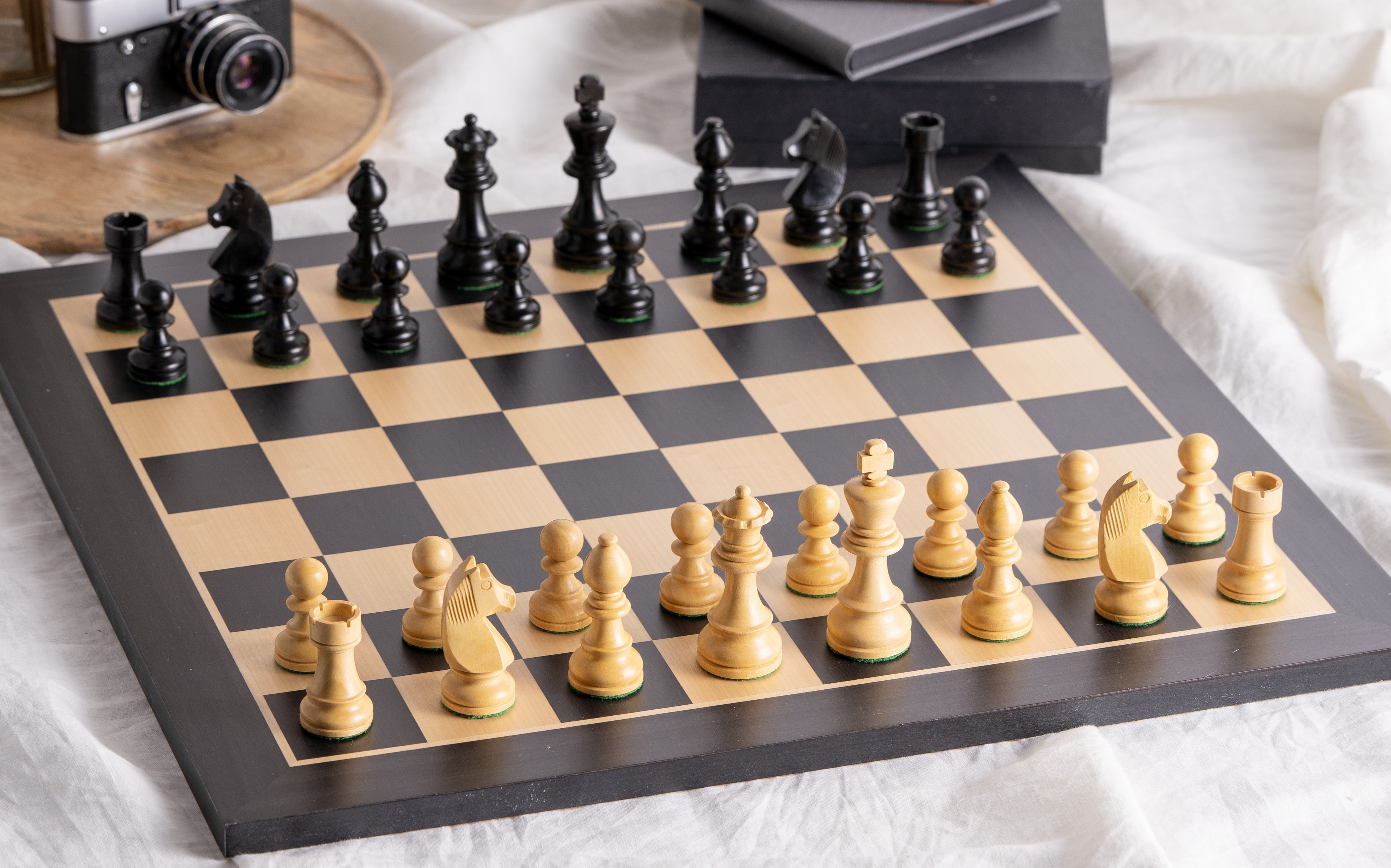 zestaw-szachowy-timeless-z-hebanizowana-szachownica-48x48cm-p101e35032black_382cbb35-85f0-4553-8ab1-06e8f7572b90.jpg